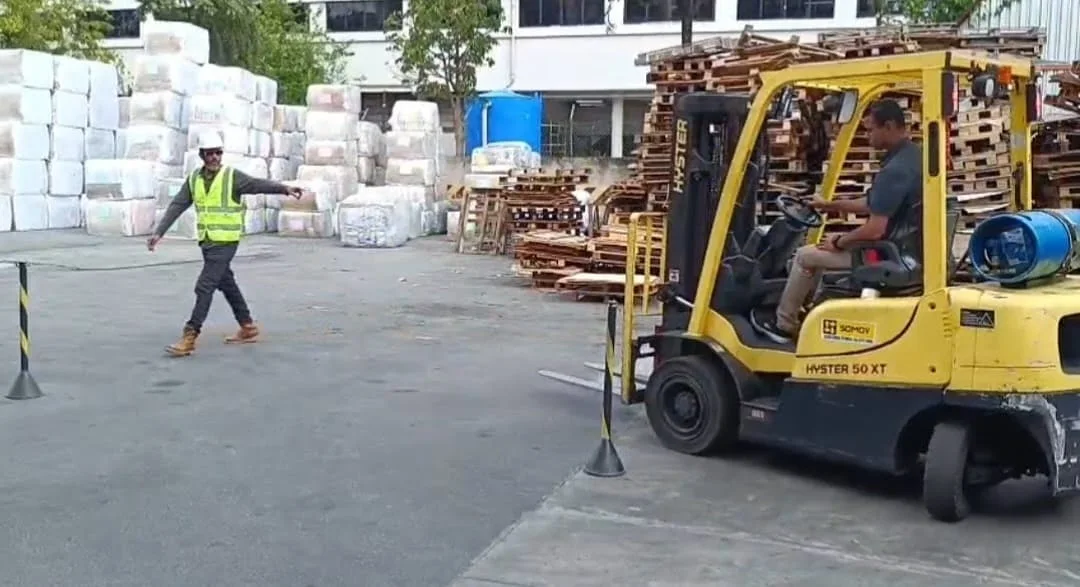 Acompanhamento da JML em uma operação com empilhadeira