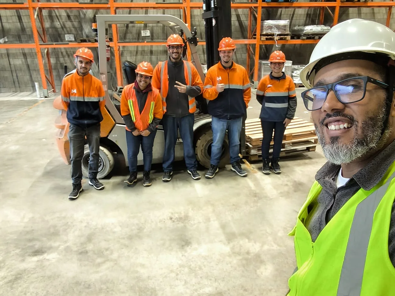 Equipe operacional reunida com o instrutor da JML em ambiente industrial