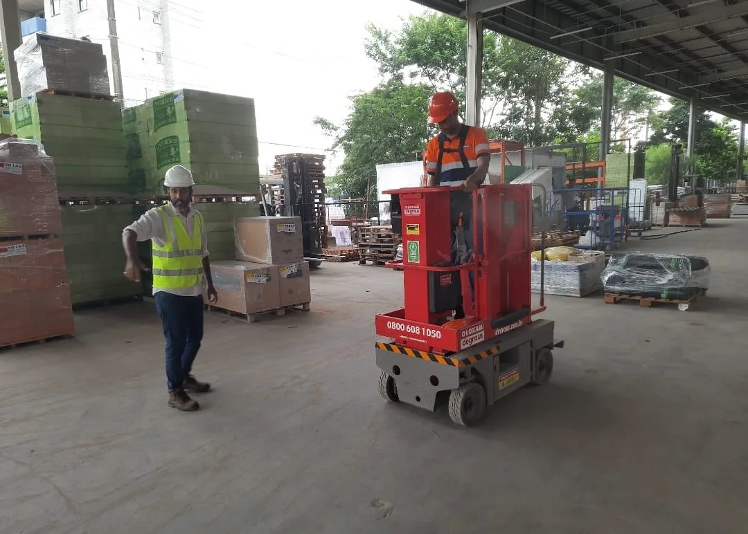 Acompanhamento de plataforma elevatória em ambiente industrial