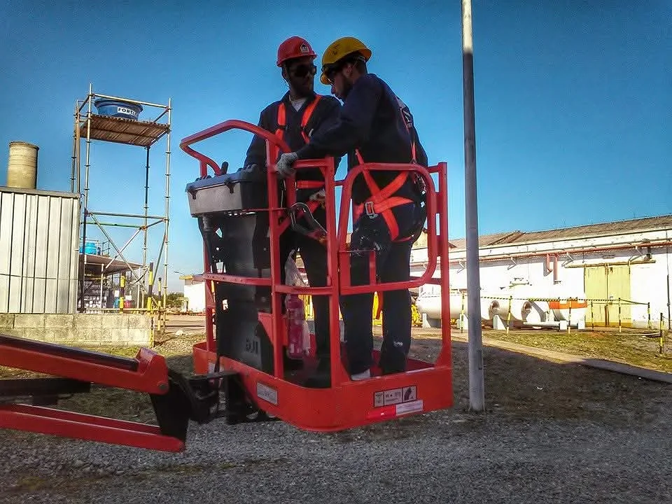 Trabalhadores em plataforma elevatória durante atividade prática
