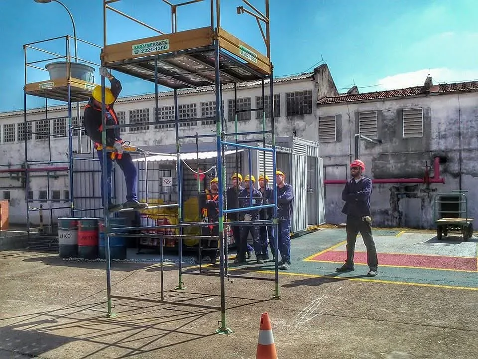 Atividade prática de segurança para trabalho em altura